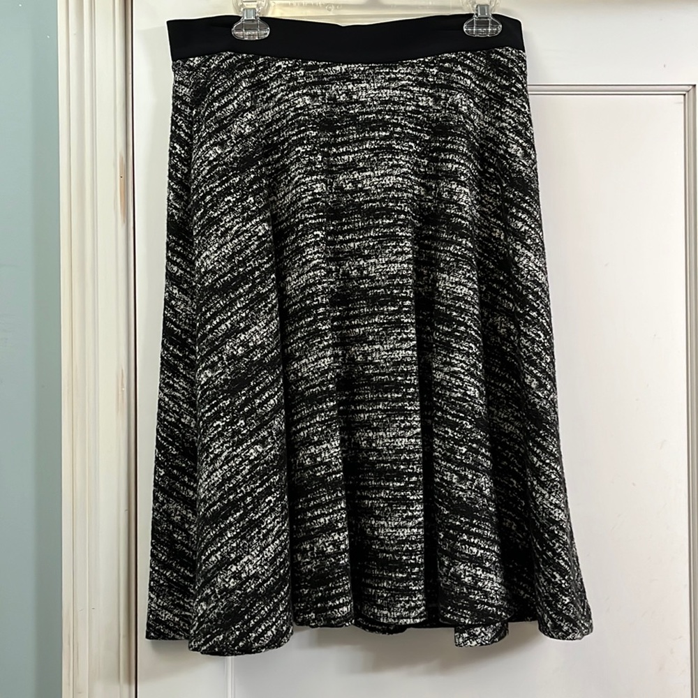 Women’s Banana Republic a-line skirt size 12 has pockets!